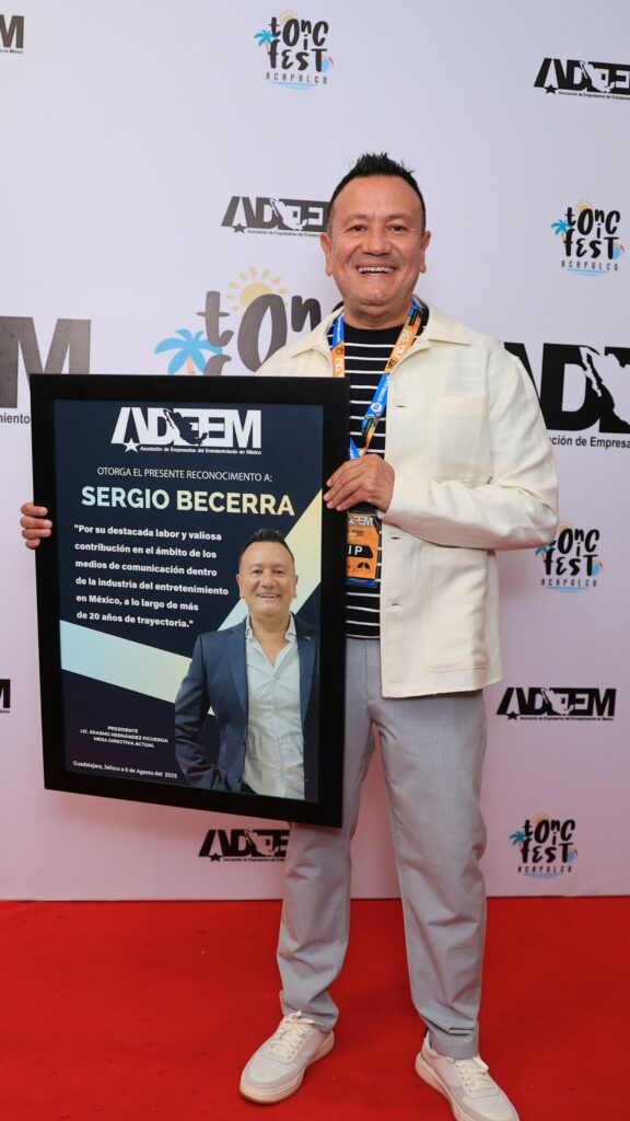 Sergio Becerra recibe reconocimiento de ADEEM por su trayectoria en la industria musical en México y Latinoamérica.