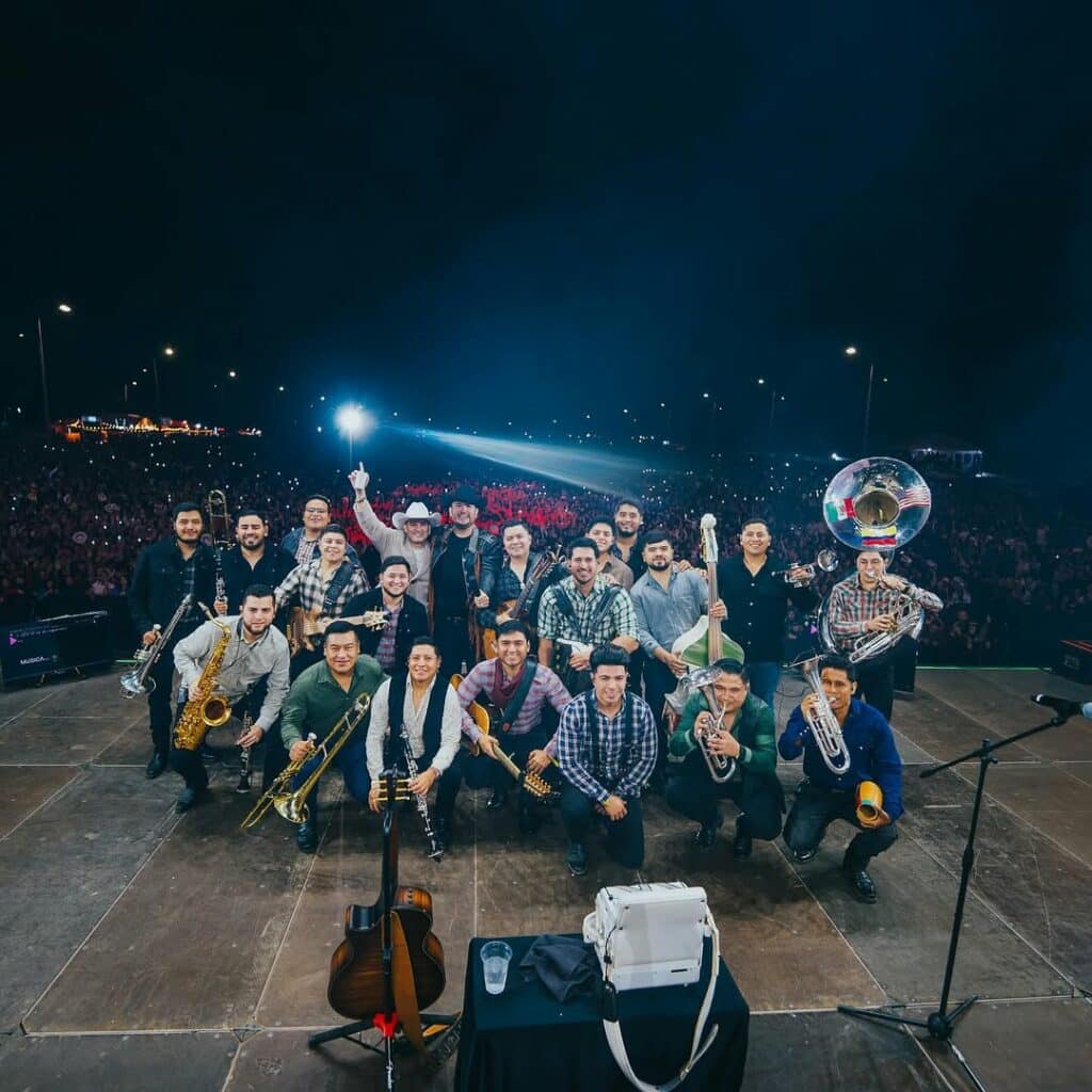 dén Muñoz y su banda en el Festival Popular al Parque en Bogotá frente a 40 mil personas.