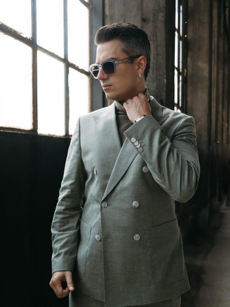 Pipe Bueno posa con elegancia en una sesión de moda, representando al género popular con un estilo moderno.