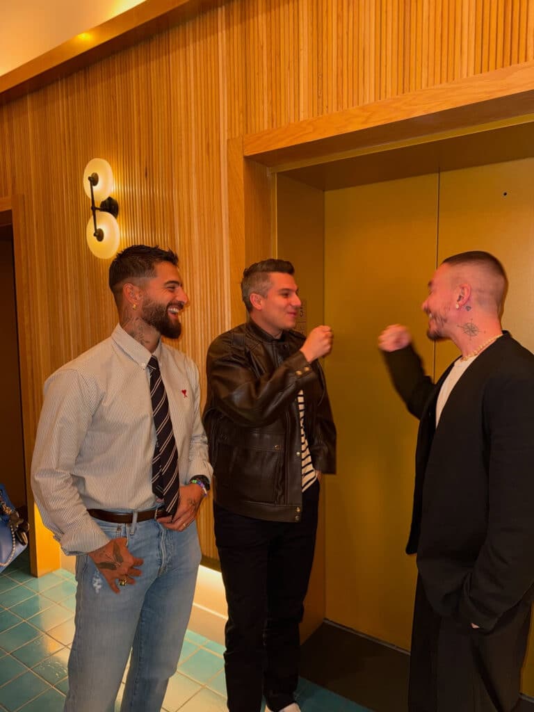 Pipe Bueno comparte un momento con Maluma y J Balvin en Nueva York, reflejando la unión de la música colombiana.