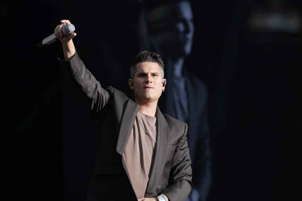 Pipe Bueno durante una presentación en vivo celebrando su éxito con “Dime Qué Prefieres”.  Title: Pipe Bueno conquista al público con “Dime Qué Prefieres”