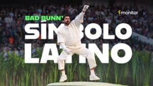 Bad Bunny en el escenario del Super Bowl LX rodeado de símbolos puertorriqueños y banderas latinoamericanas.